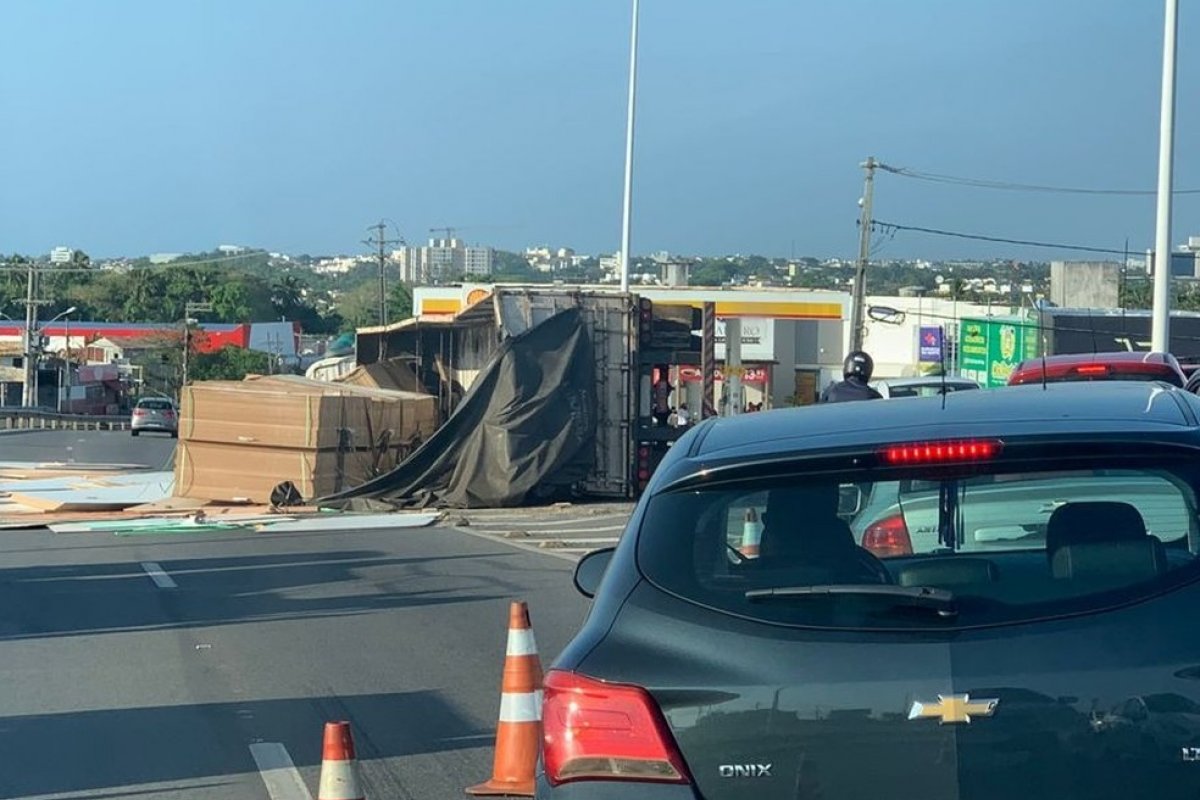 Caminhão tomba na BA-099, em Camaçari, na Região Metropolitana de Salvador
