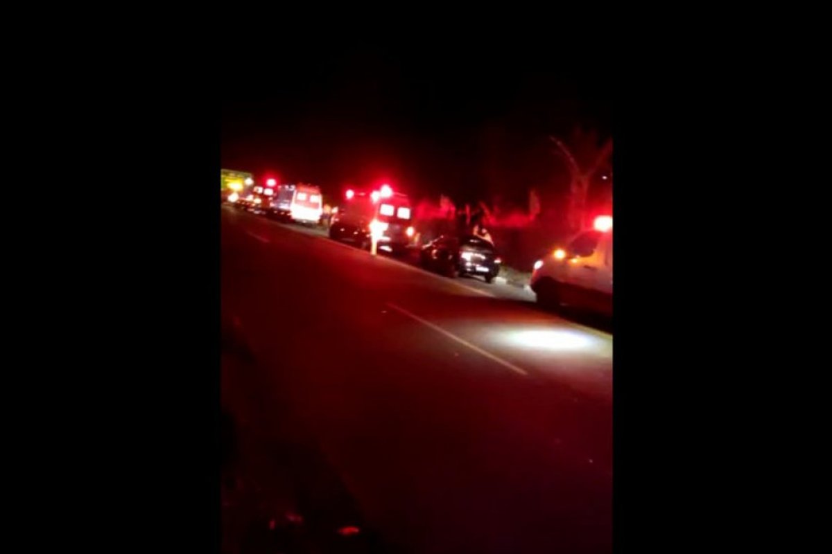 Batida entre duas caminhonetes deixa um morto e seis feridos na BR-324, região da cidade de Simões Filho 