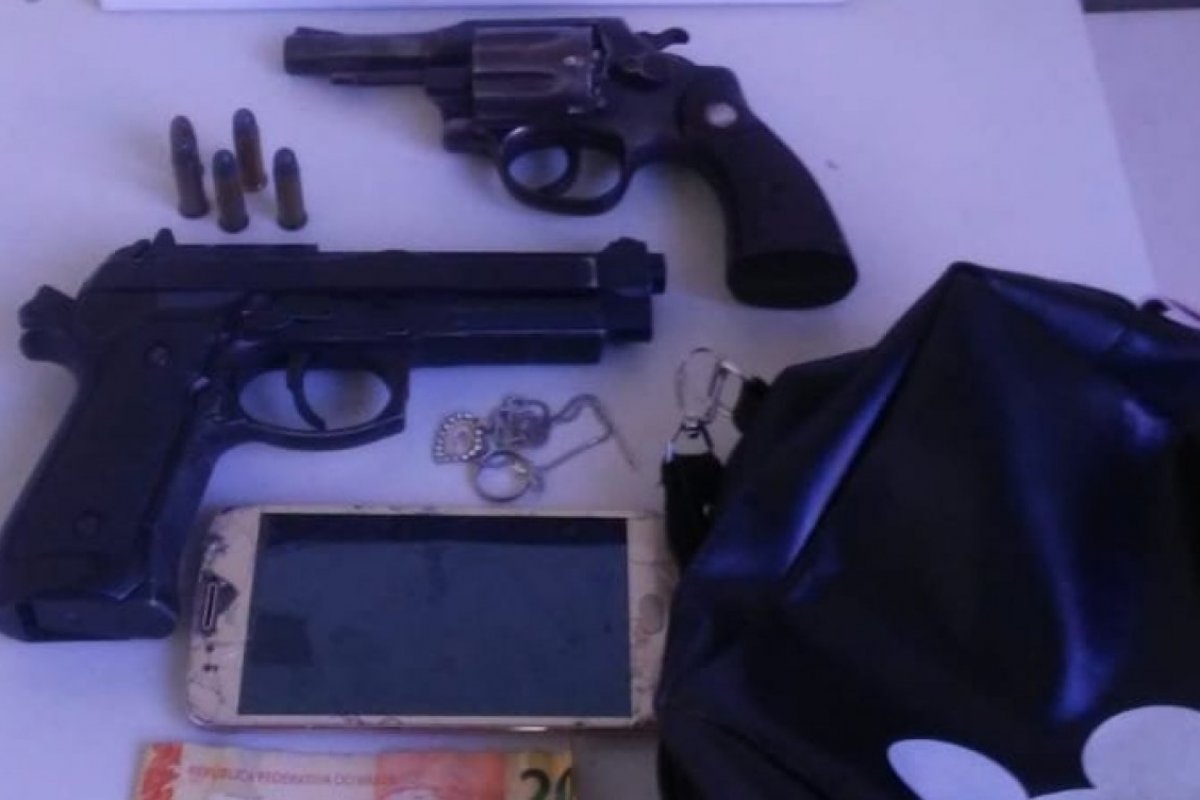 Mulher armada é presa em ponto de ônibus da Baixinha do Santo Antônio, em Salvador