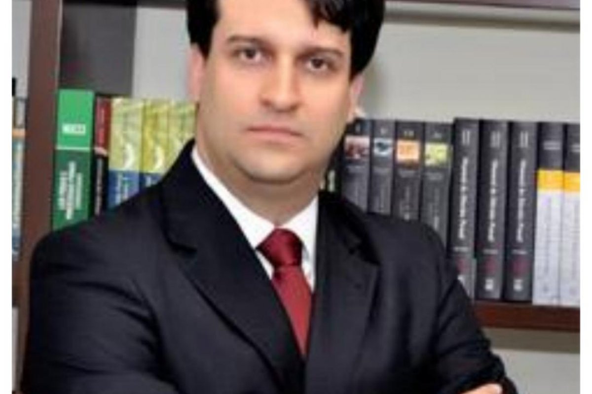 Advogado baiano lança livro na USP