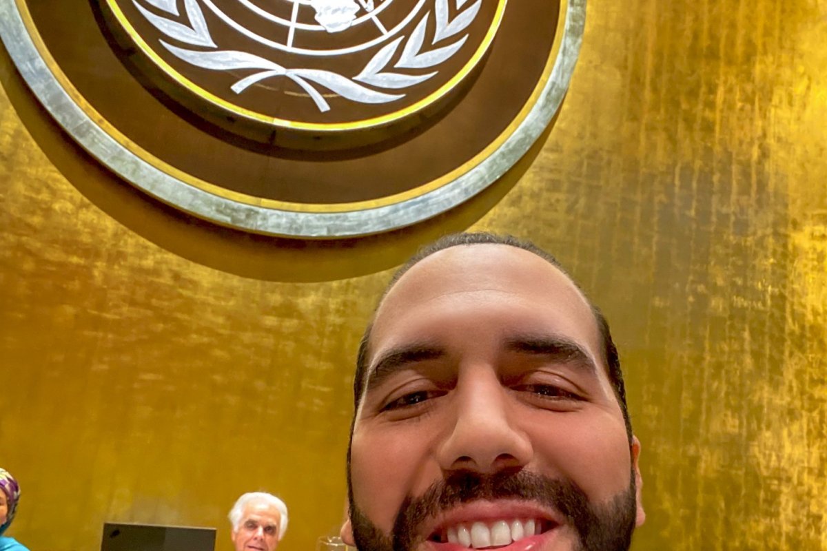 Presidente do El Salvador tira selfie durante discurso na Assembleia da ONU