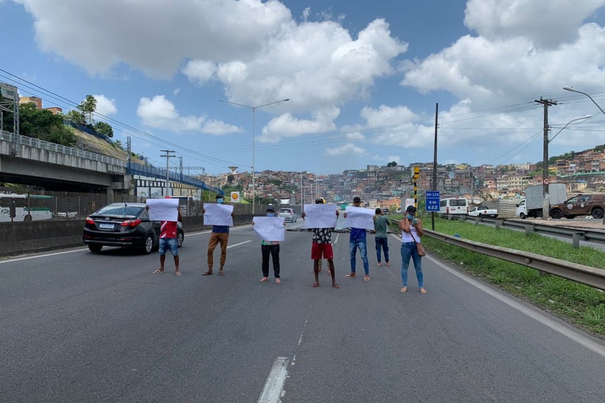 Família de PM desaparecido em Salvador protesta na BR-324 nesta segunda (4)