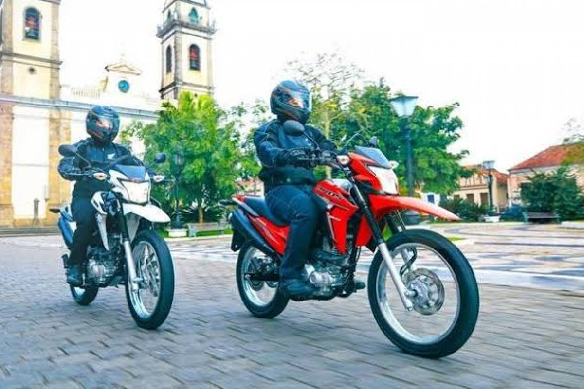 Farol da Bahia testa nova Honda Bros 2022
