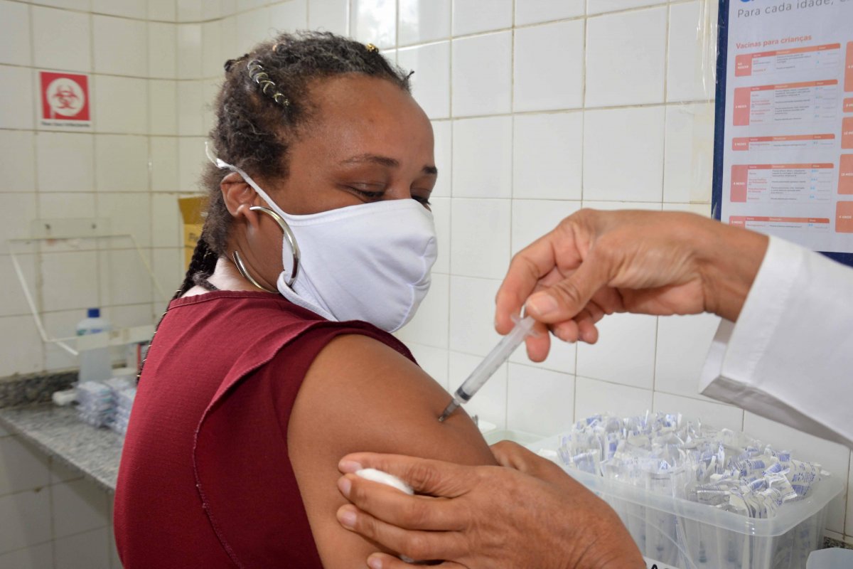 Salvador aplica 1ª, 2ª e 3ª doses da vacina contra Covid-19 nesta terça (5)