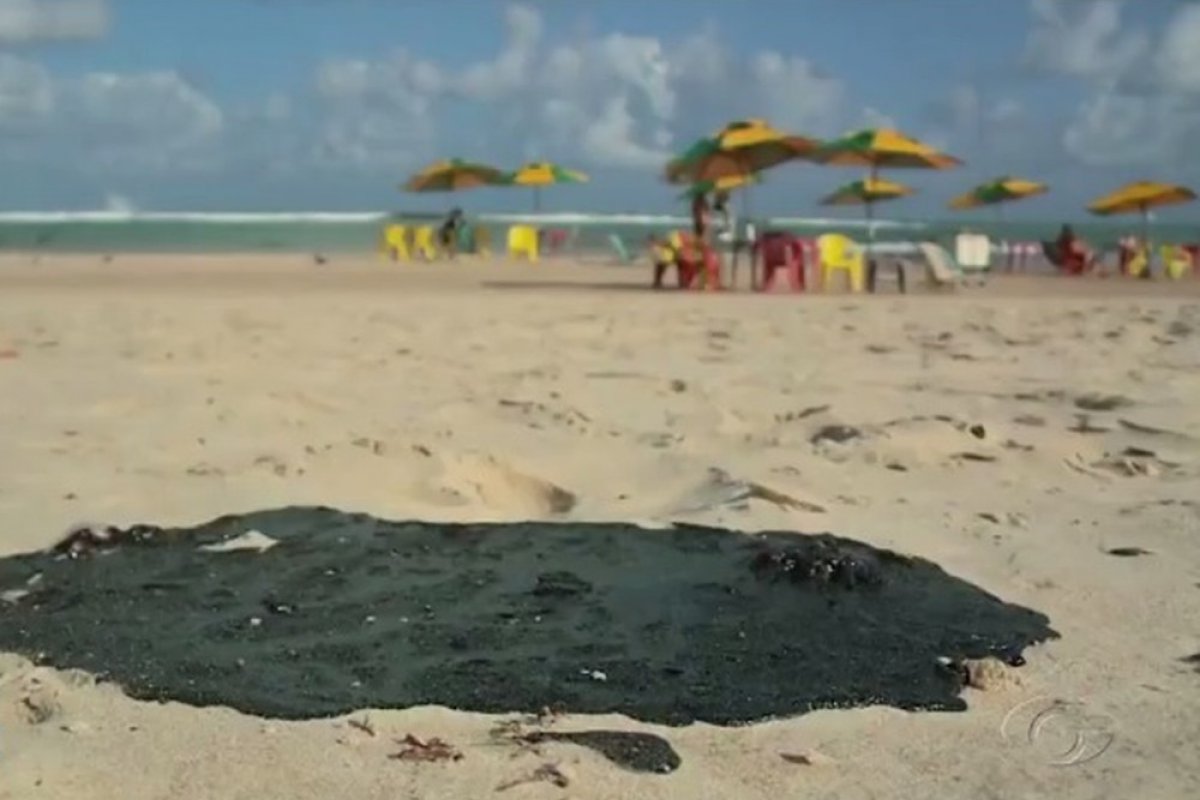 Mancha de óleo atinge ao menos 105 praias do Nordeste