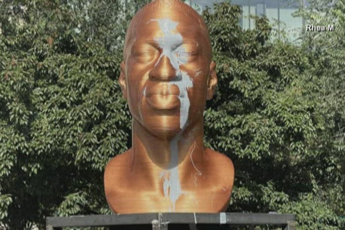 Estátua de George Floyd é vandalizada em Nova York