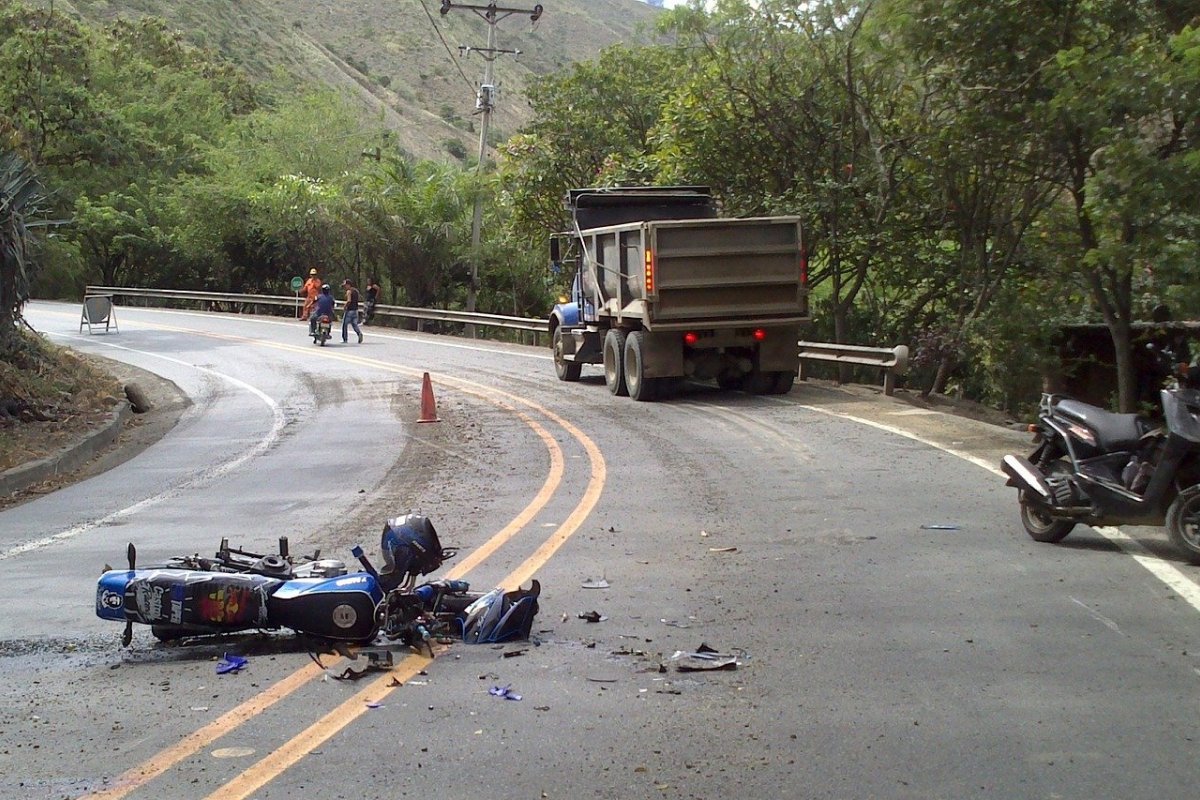 Motociclista morre após o perder controle do veículo na Av. Octávio Mangabeira, em Salvador