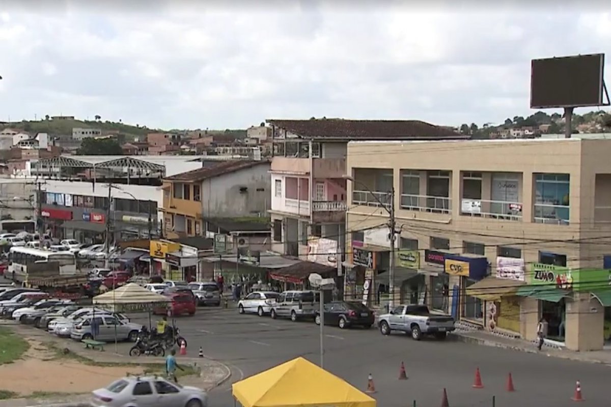 Homem tenta atropelar ex-companheira enquanto vítima passeava com cachorro em Simões Filho