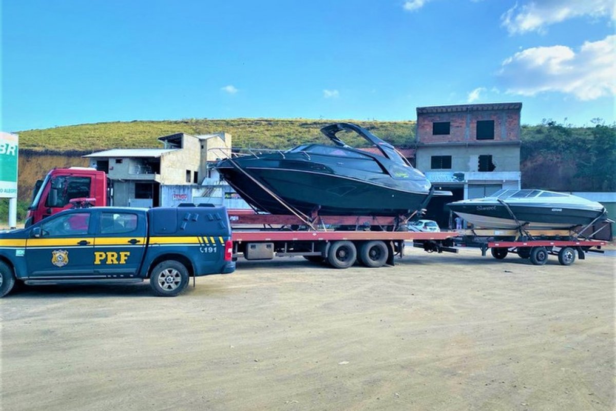 PRF autua motorista por transportar duas lanchas de forma irregular na BR-420