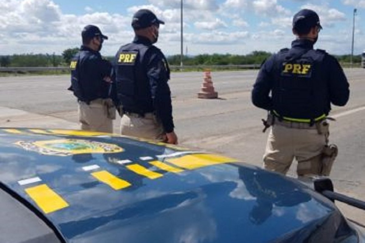 Motociclista fica ferido após ser atingido por placa de metal de caminhão na BR-101, no sul da Bahia
