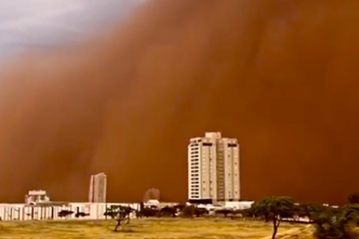 Nuvens de poeira avançam em cinco estados e pesquisadores acendem alerta para extremo climático
