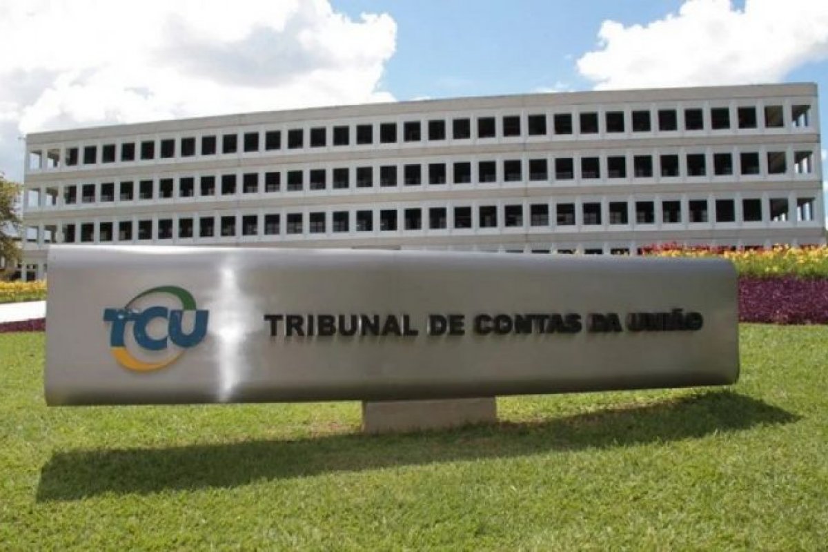 TCU identifica sobrepreço e manda suspender licitações de compra de "tratoraço"