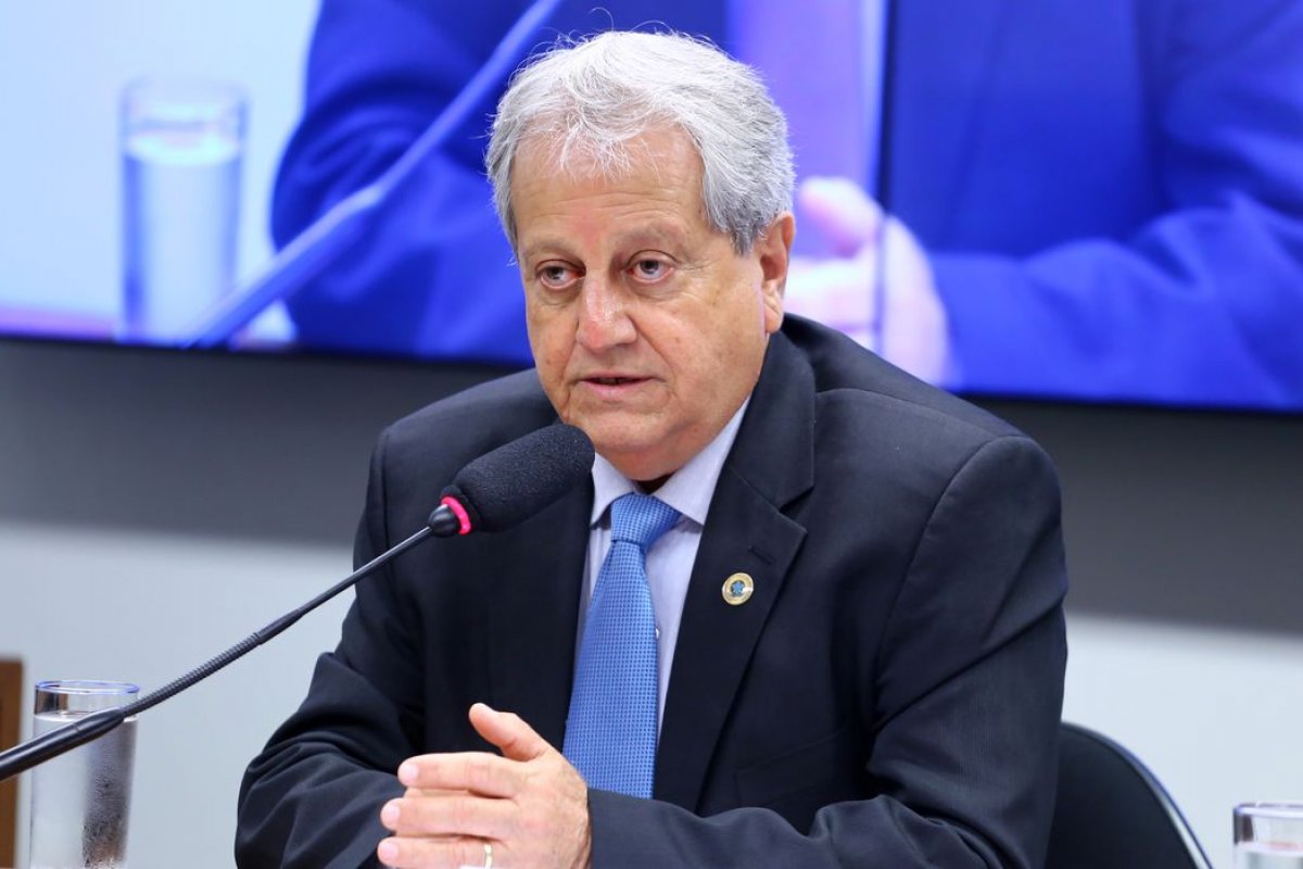 Secretário de Defesa afirma que emenda de teto de gastos para área social é 'perversa' e precisa ser revista
