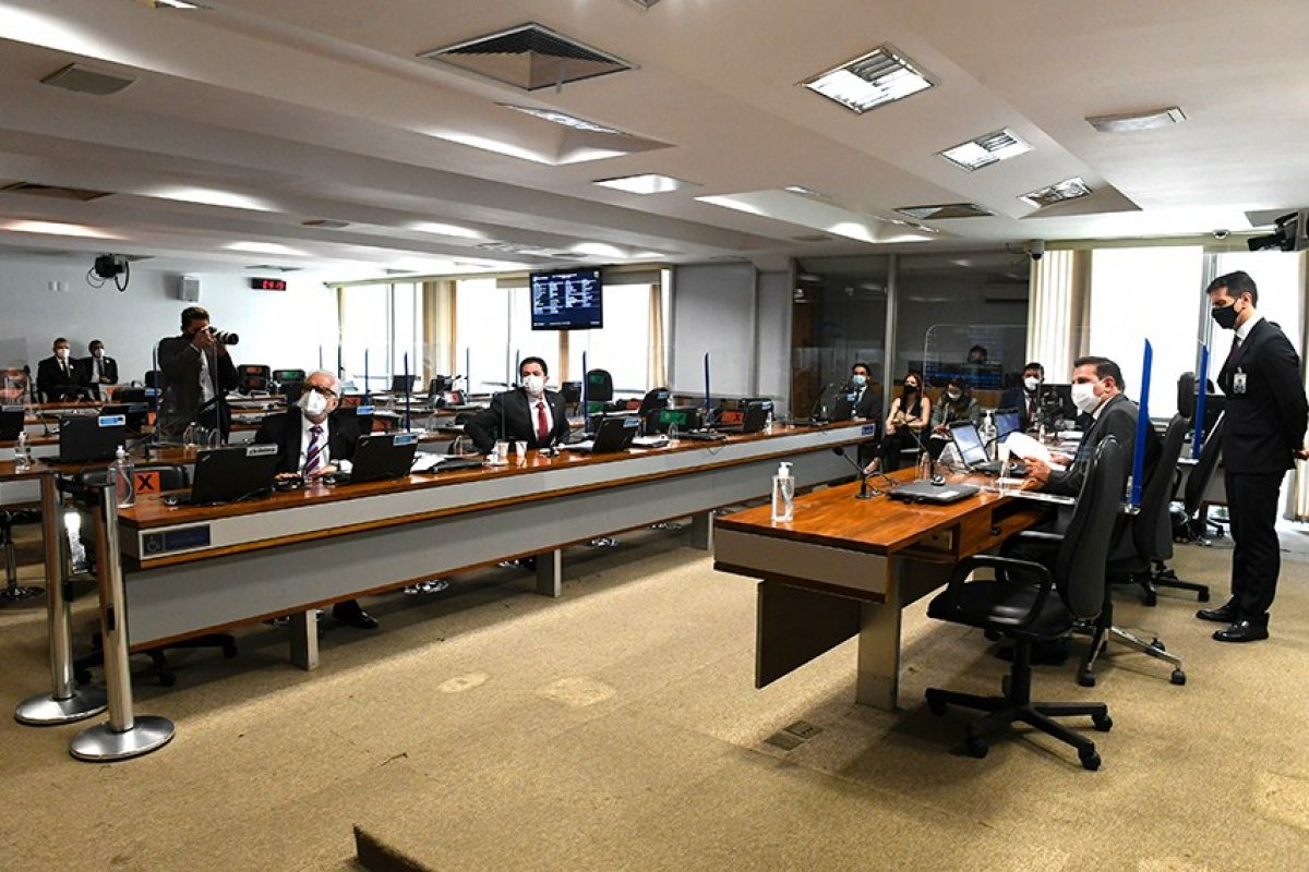 Comissão aprova requerimento de convite à Guedes e Campos Neto sobre contas offshore