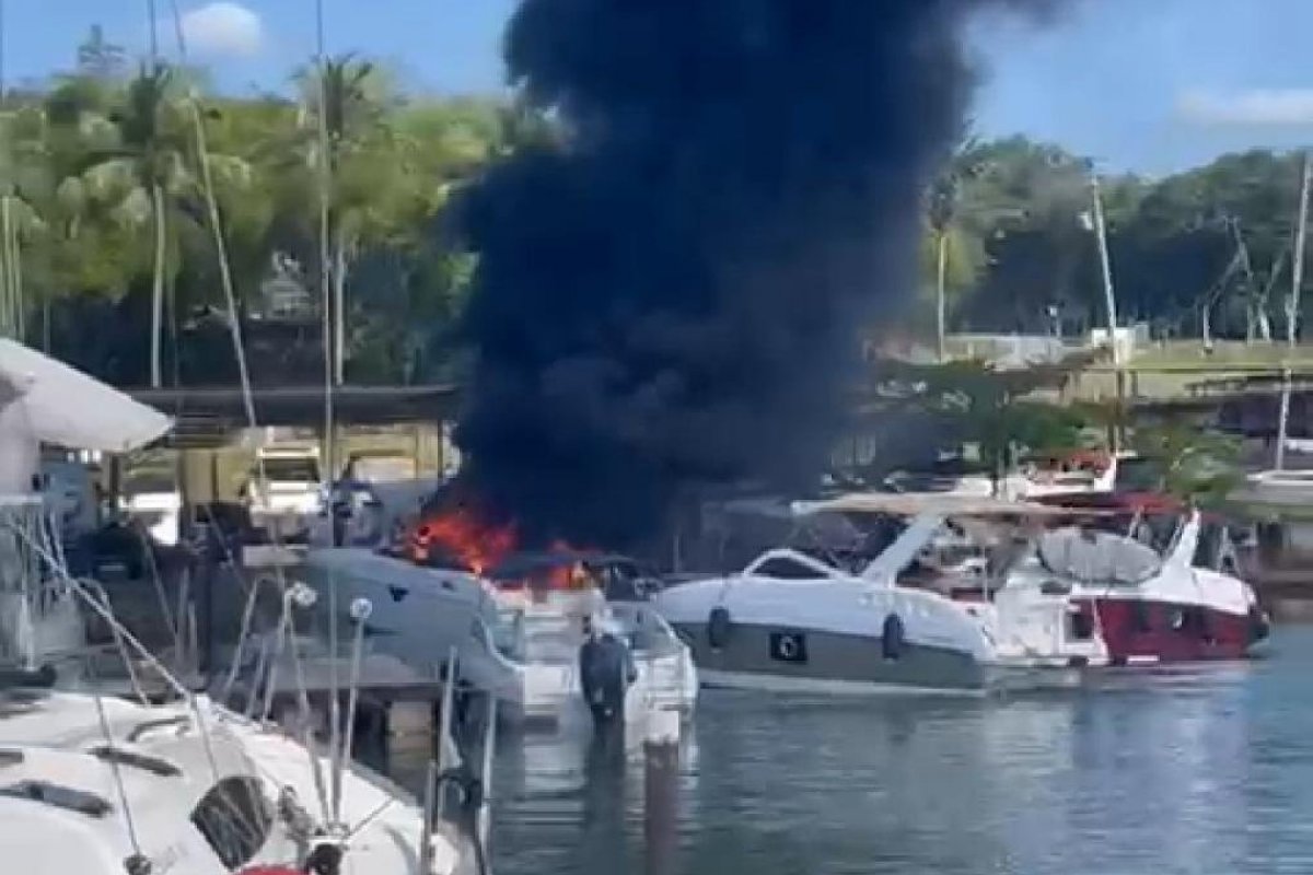 Vídeo: Lancha pega fogo na Marina de Aratu, em Simões Filho