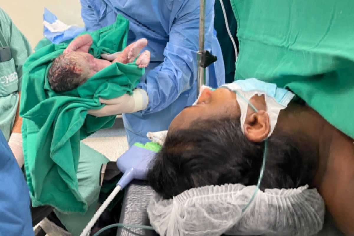 Hospital Estadual da Criança realiza parto raro de bebê gerado fora do útero da mãe