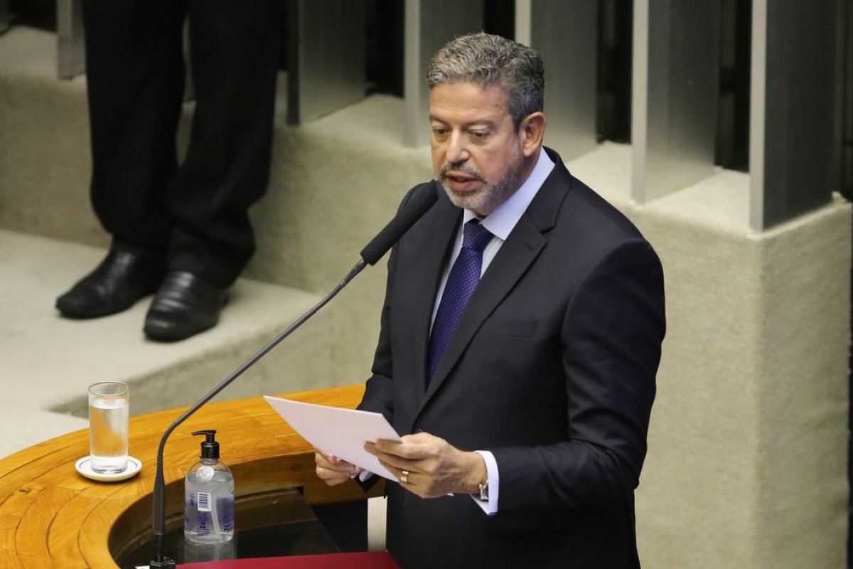 Arthur Lira apresenta fundamentos da proposta que visa reduzir preço dos combustíveis