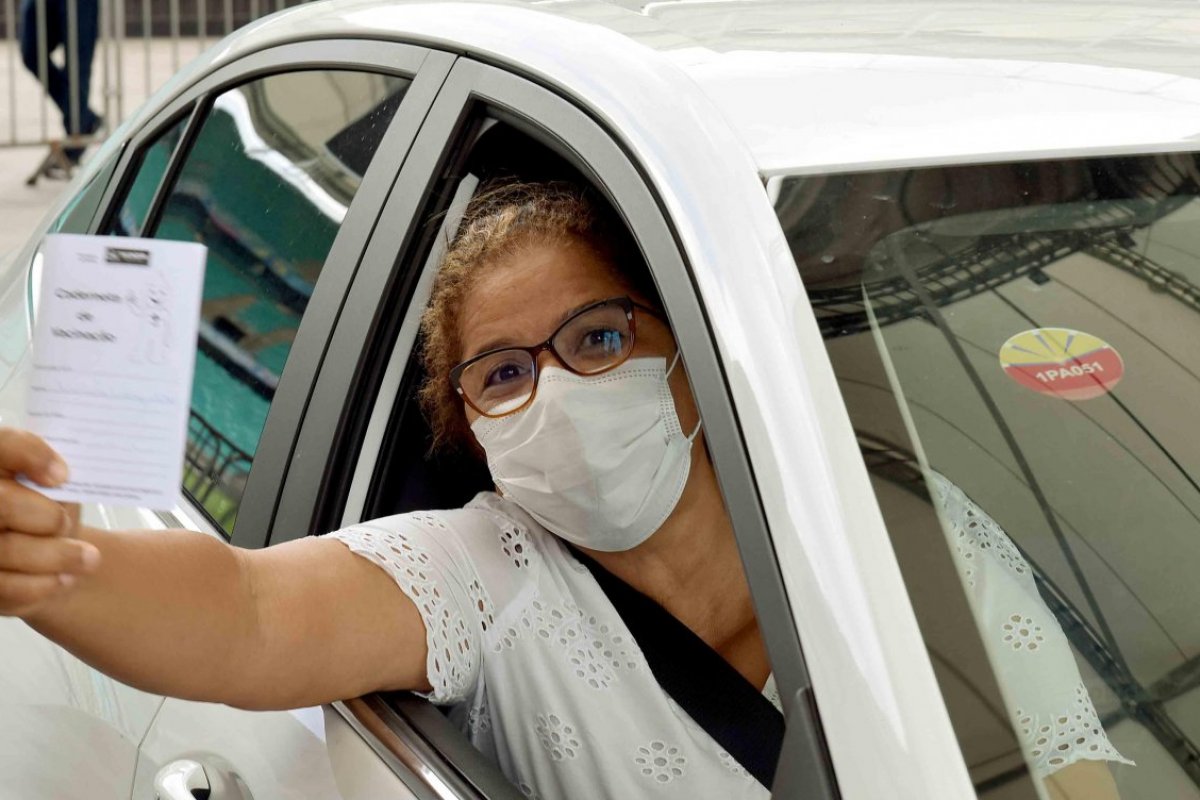 Bahia tem 80% da população com 12 anos ou mais vacinada com primeira dose e 45% totalmente imunizado