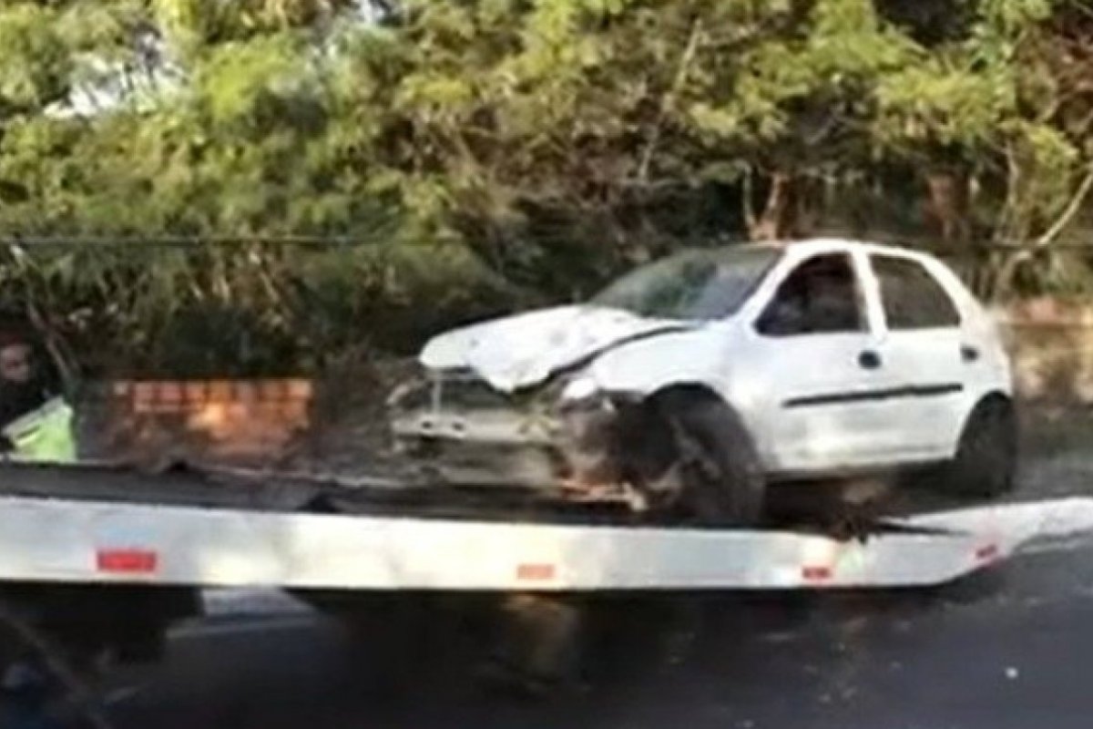 Carro bate em poste na Ladeira do Saboeiro, em Salvador