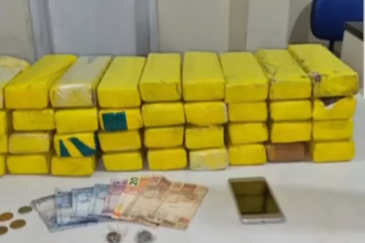 Mulher é presa com maconha em ônibus após denúncia de passageiro