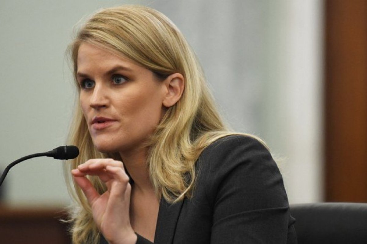 Ex-funcionária afirma que Facebook está ligado à violência e espionagem