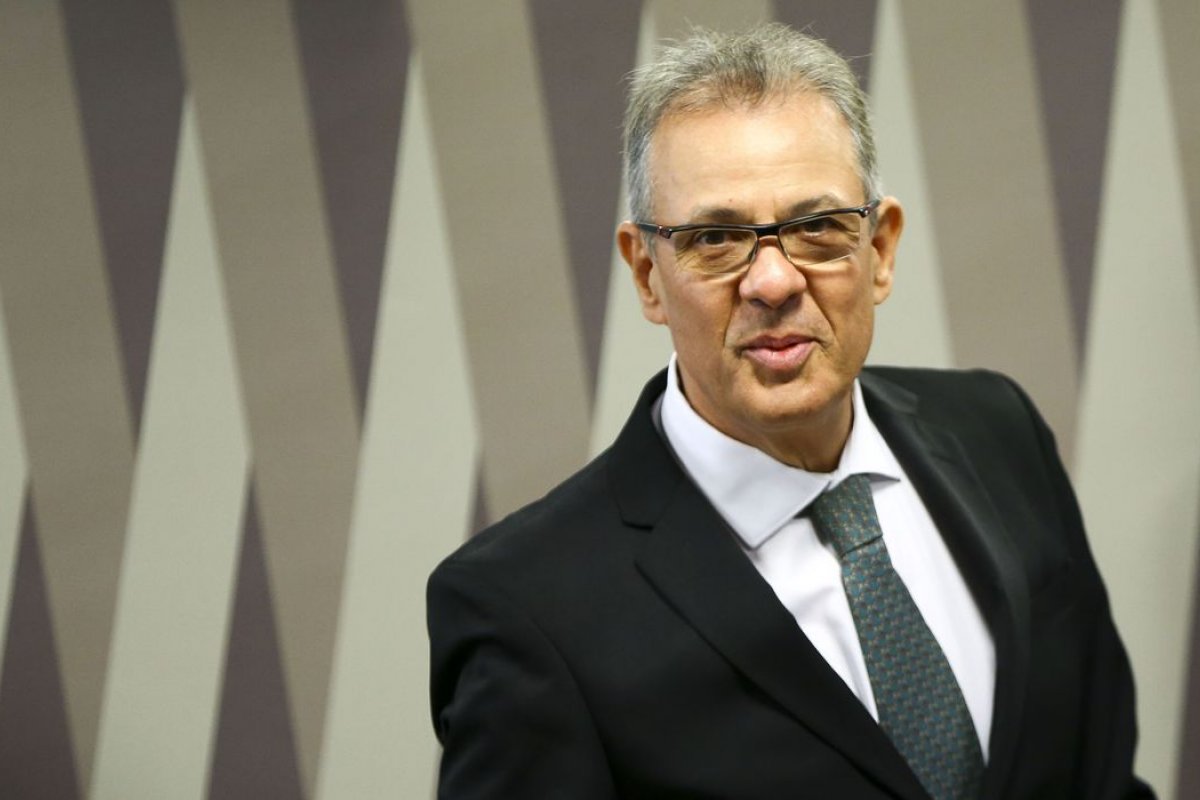 Bento Albuquerque descarta horário de verão no país nos próximos anos