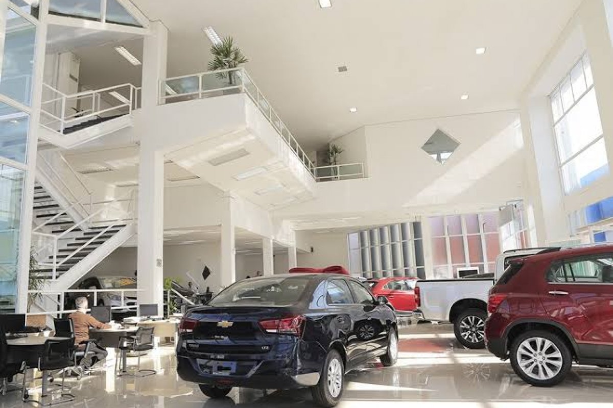 Vendas de carros caem 10,3% mas produção inicia recuperação, diz Anfavea