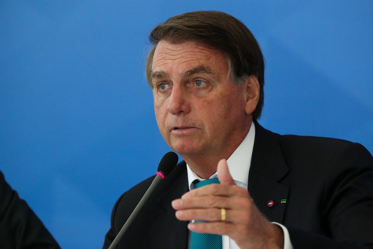 Bolsonaro se oferece para depor presencialmente em inquérito sobre interferência na PF