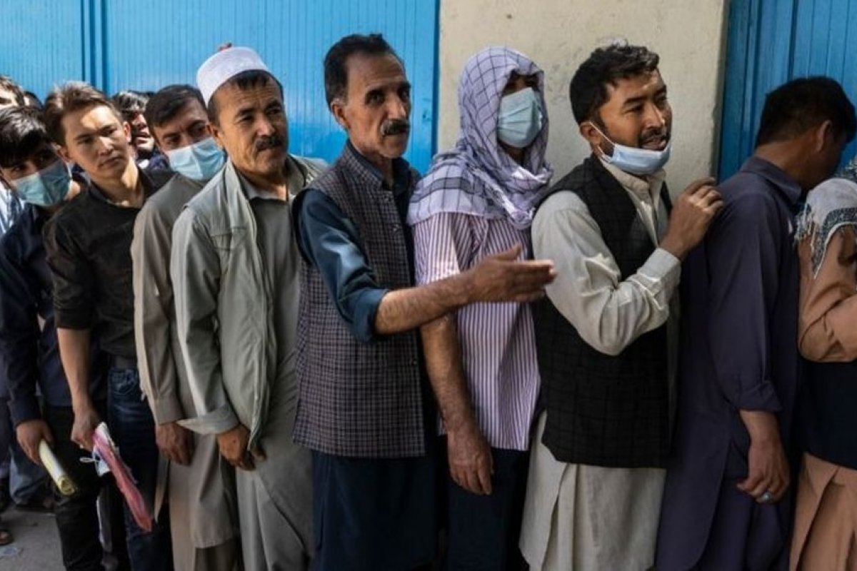 Afeganistão anuncia volta da emissão de passaportes e residentes buscam garantir documento