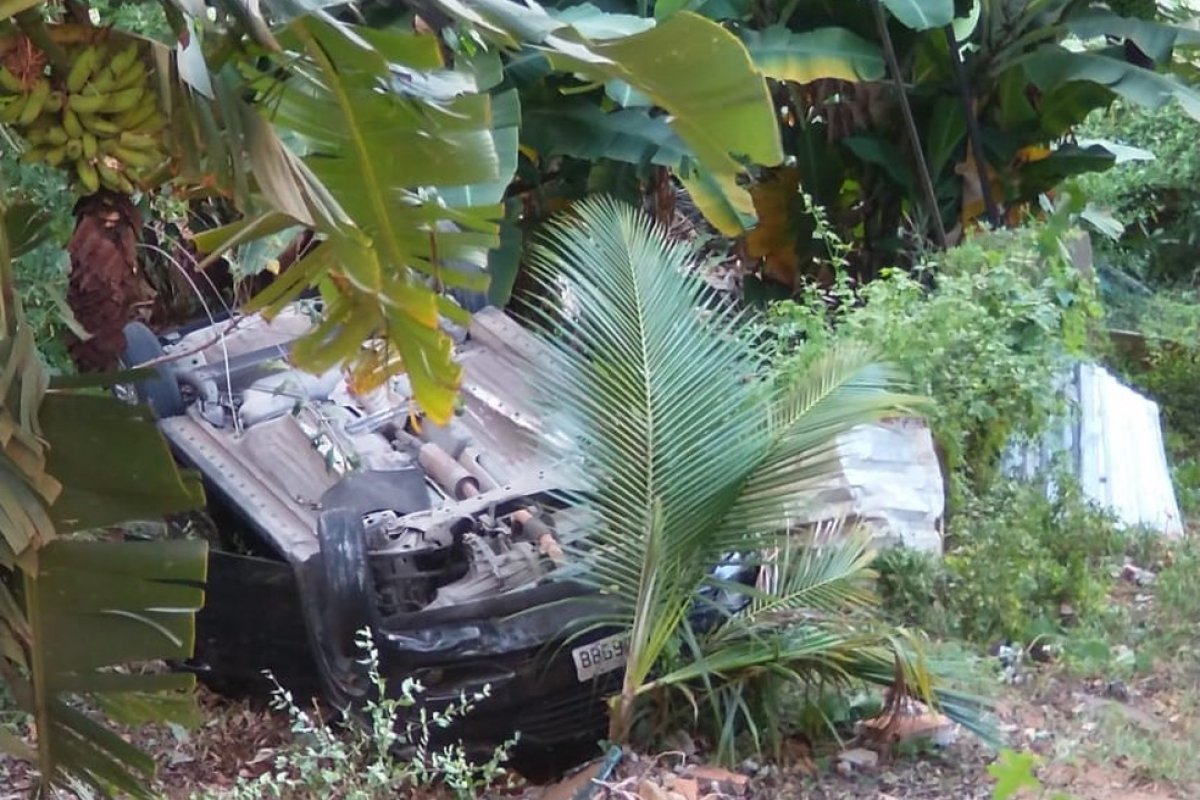 Carro bate em casa e cai em ribanceira no bairro de Pernambués, motorista fica ferido
