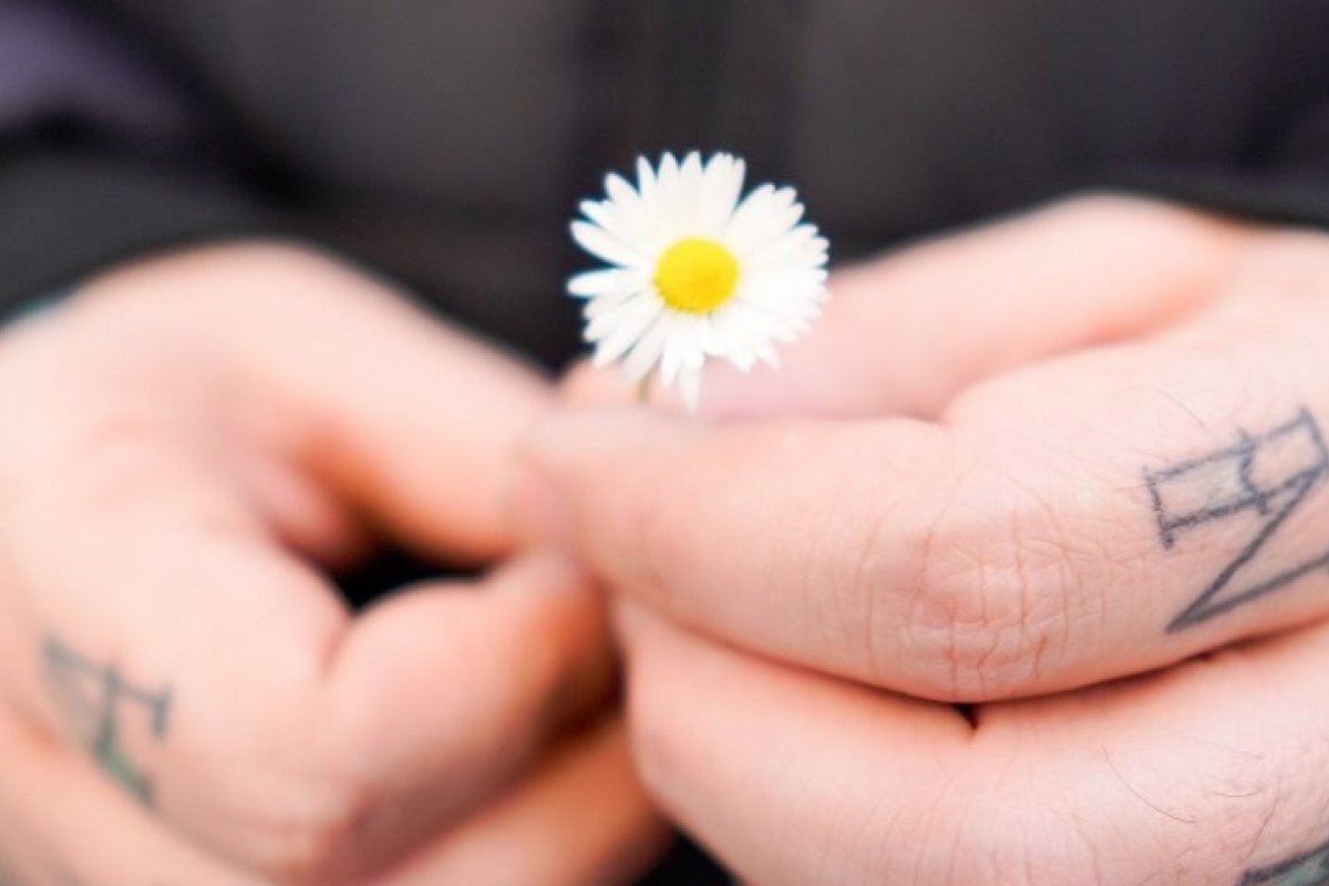 Fique por dentro das características ideais em fragrâncias masculinas para a estação mais florida do ano