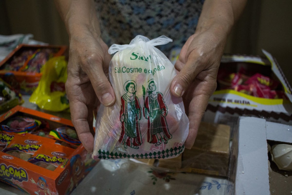 Caruru, doces e muita fé: conheça a história dos santos gêmeos