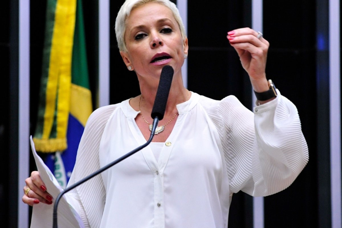 PTB anuncia expulsão de Cristhiane Brasil