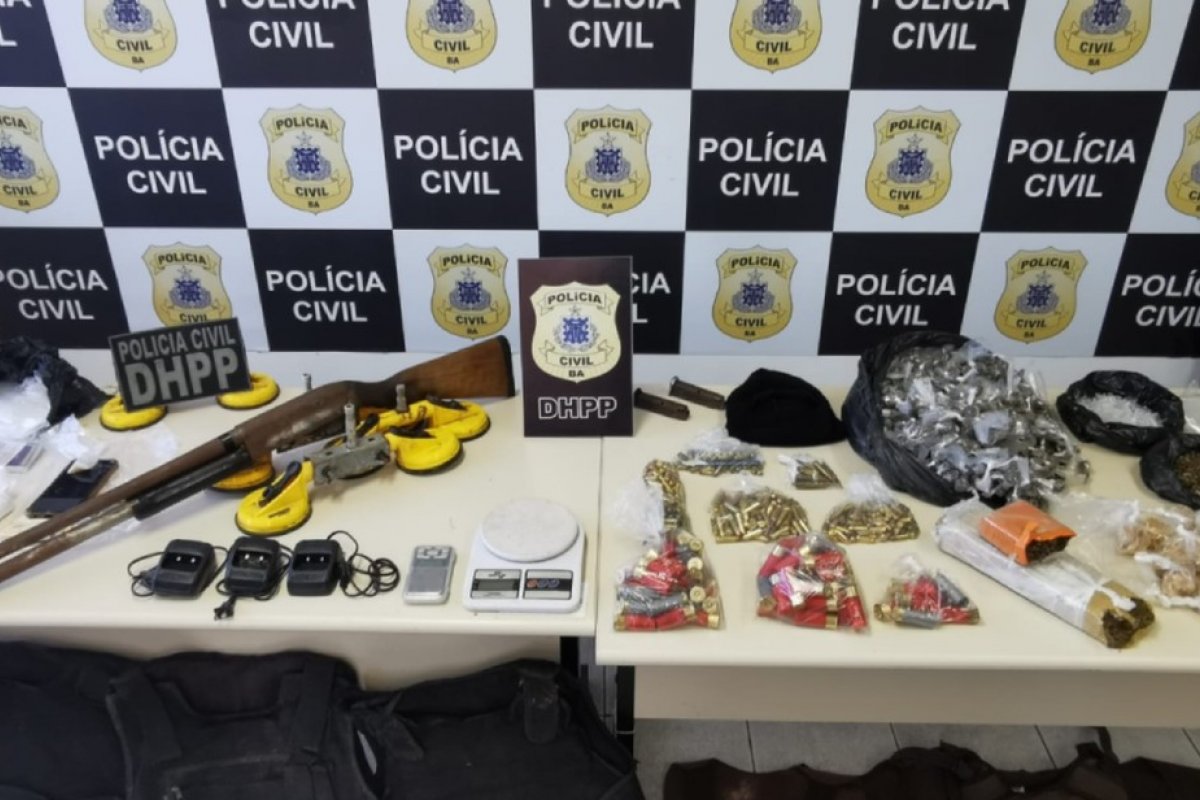 Polícia prende jovens durante operação no bairro da Liberdade, em Salvador