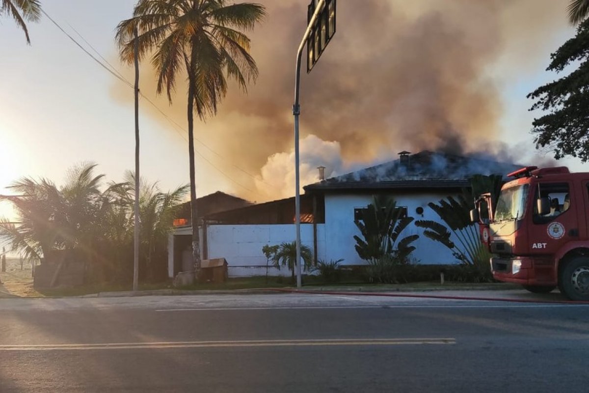 Incêndio atinge barraca de praia em Porto Seguro, no sul da Bahia