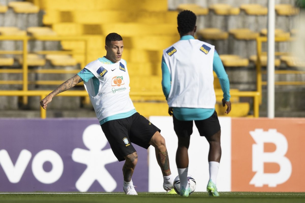 Líder invicto, Brasil visita o lanterna das Eliminatórias