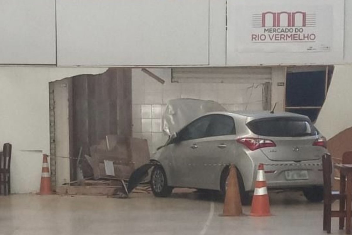 Motorista passar mal ao volante e carro invade Mercado do Rio Vermelho, em Salvador