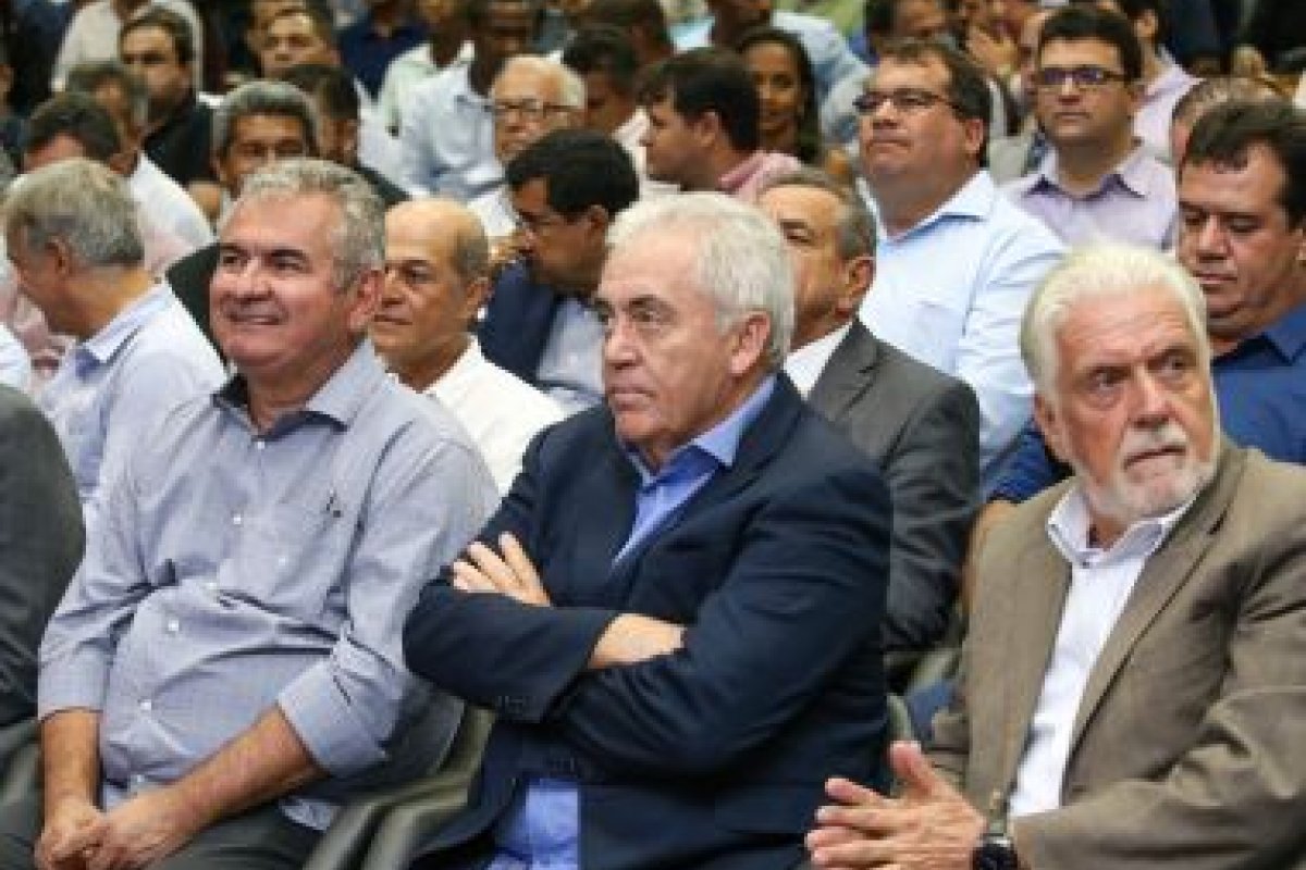 Senadores baianos usam pista clandestina em Brasília, diz revista; Coronel rebate