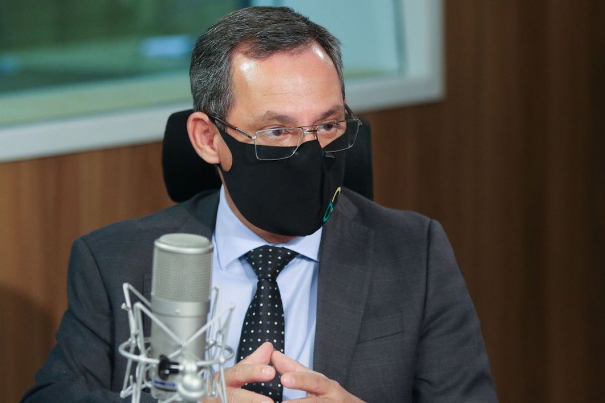 Secretário diz que ICMS fixo por litro pode baixar preço dos combustíveis