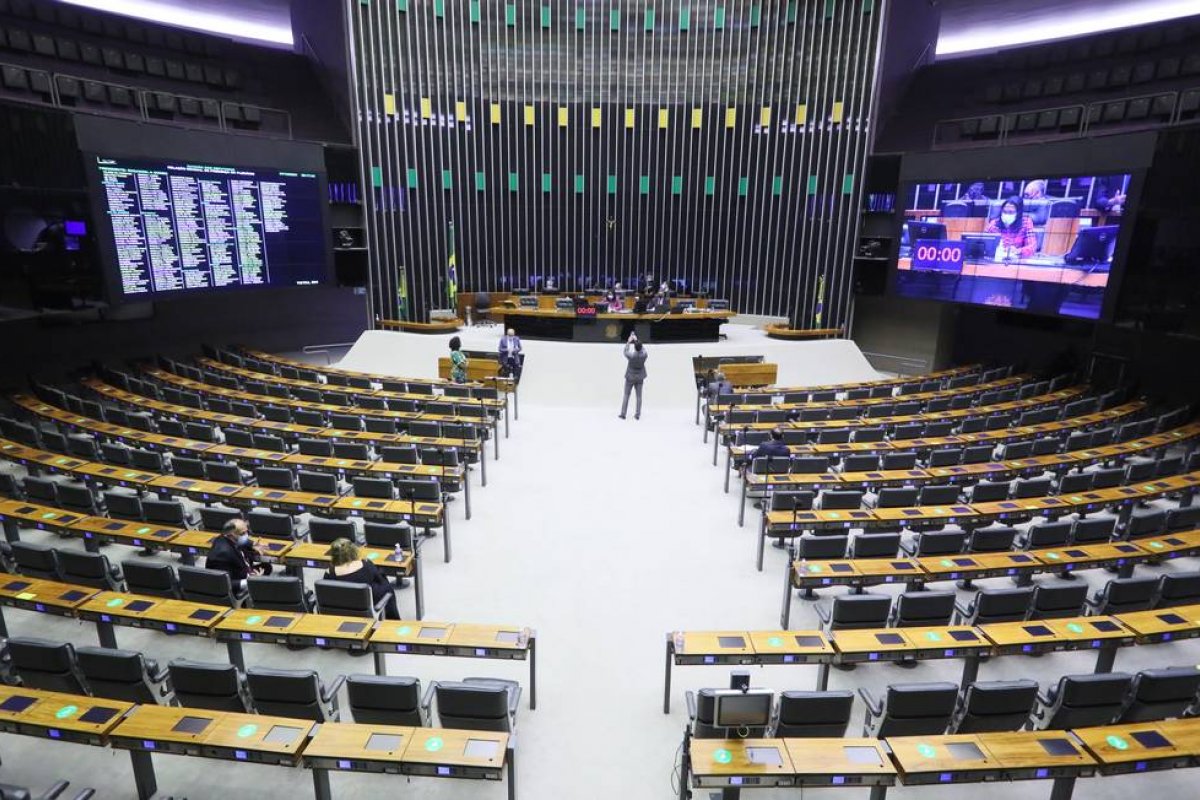 Câmara aprova recriação da propaganda partidária fora do período eleitoral