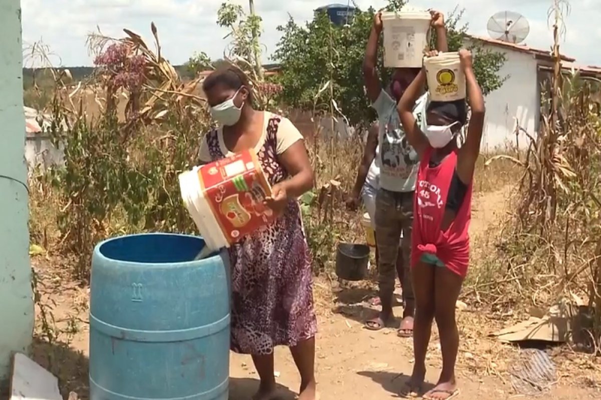 Moradores do distrito de Maria Quitéria, na Bahia, relatam que água está imprópria para o consumo
