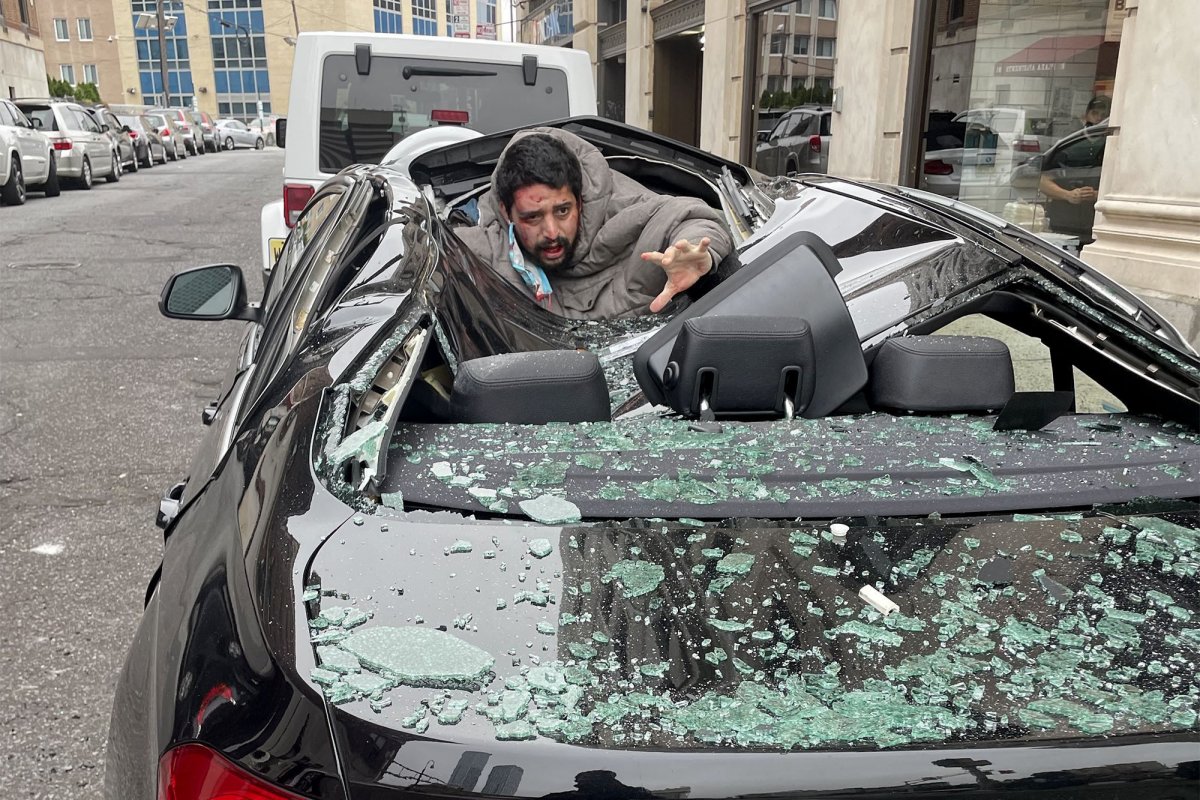 Homem sobrevive a queda de nove andares após cair no teto de um carro