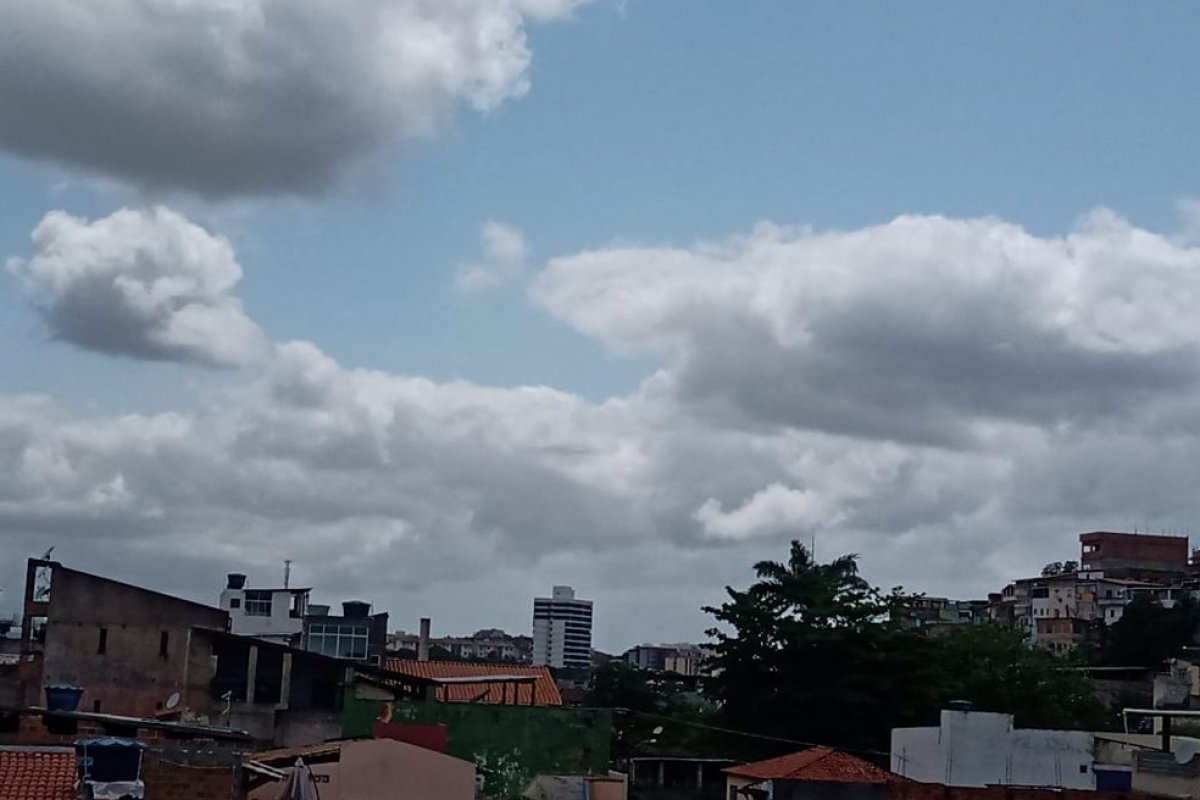 Salvador tem previsão de tempo quente e pancadas de chuva no feriadão