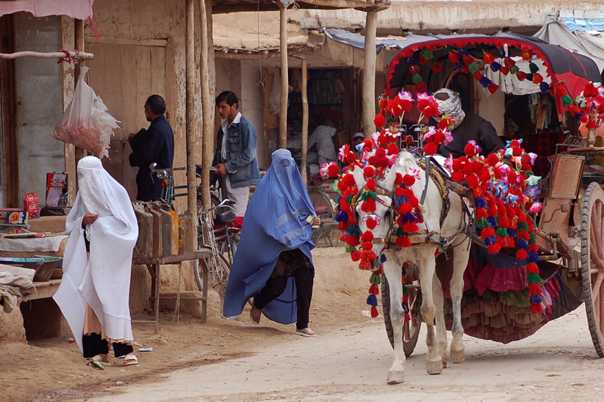 Afeganistão: Explosão em mesquita deixa mais de 100 mortos e feridos