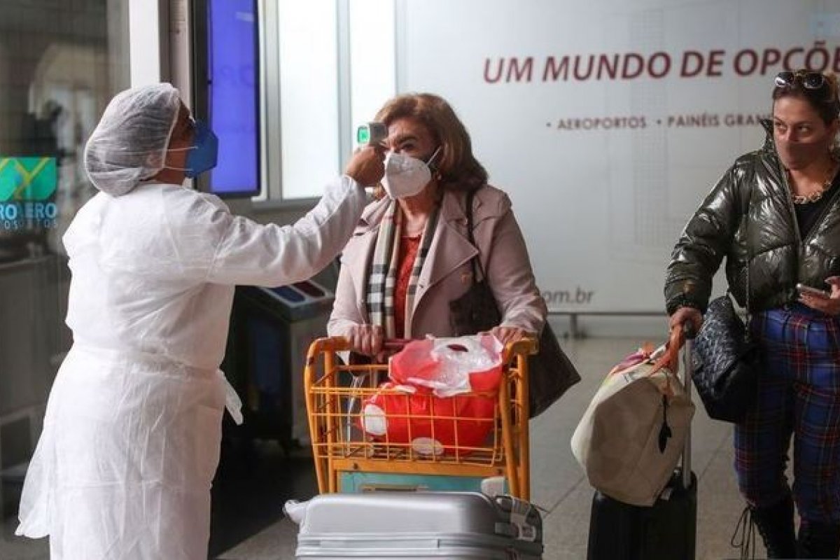Aeroportos devem receber 700 mil passageiros durante o feriado, diz Infraero