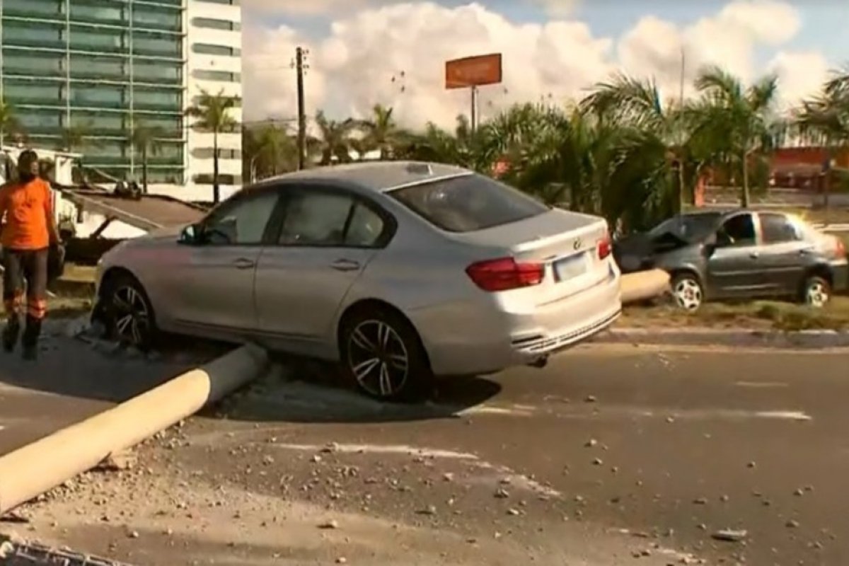 Carro colide com poste na Avenida Paralela, em Salvador