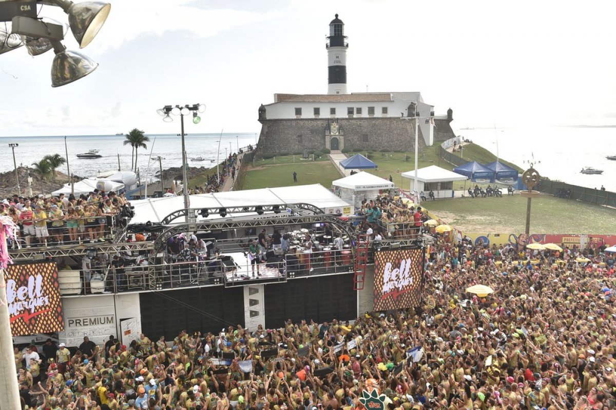 Taxa de transmissão de Covid-19 deveria ser parâmetro para decisão sobre Carnaval, diz estudo