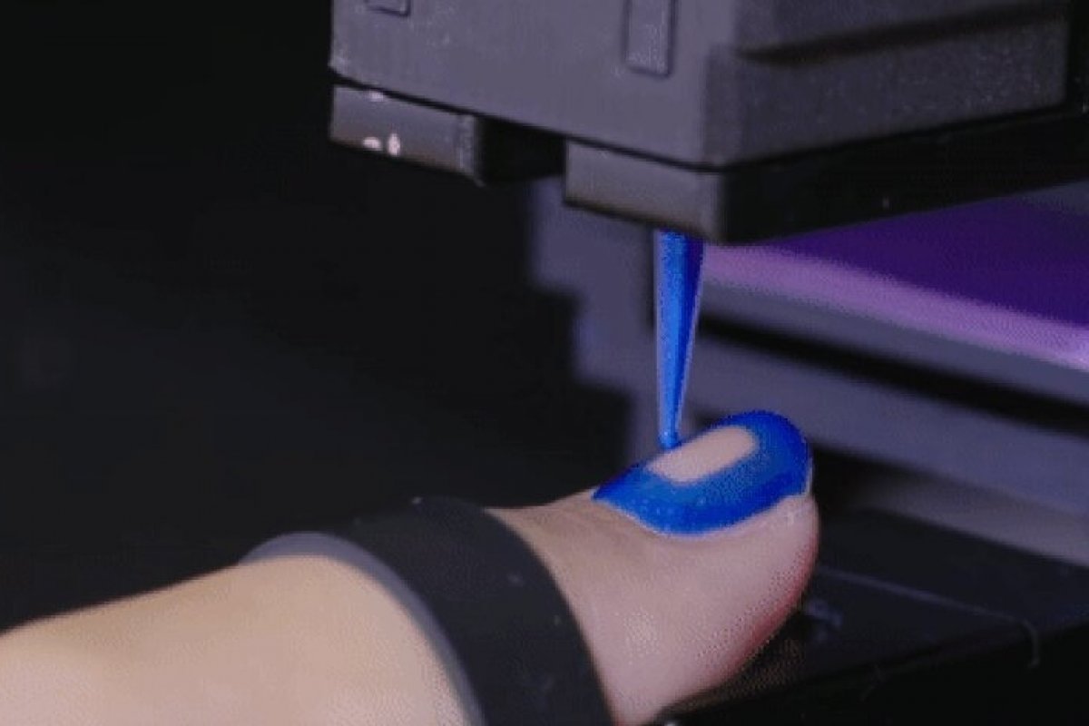 Robô vira febre no TikTok com função de manicure que pinta unhas em 10 minutos