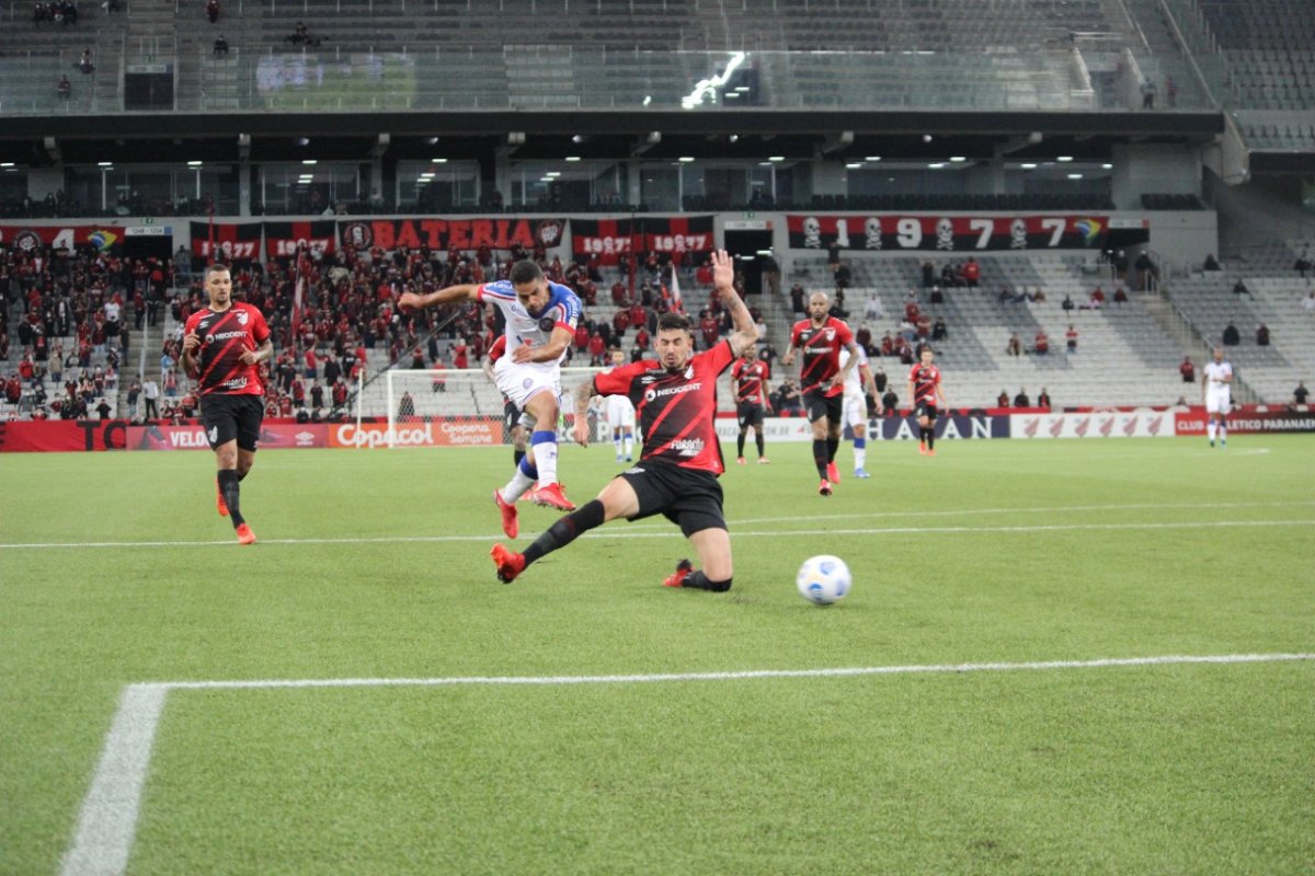 Na estreia de Guto, Bahia bate Athletico-PR e deixa zona de rebaixamento do Brasileirão