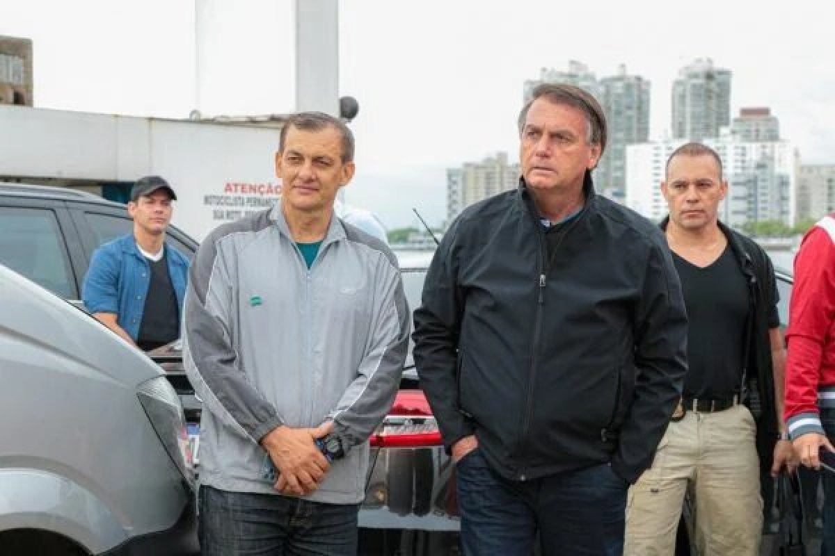 Bolsonaro é multado em Peruíbe por não usar máscara em visita à cidade